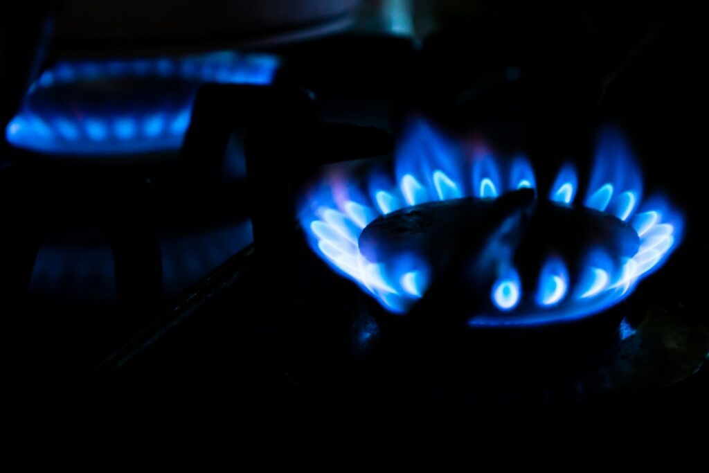 Recomandările Moldovagaz pentru siguranța consumatorilor la începutul sezonului de încălzire 2025–2026 1 close up photo of burning wood