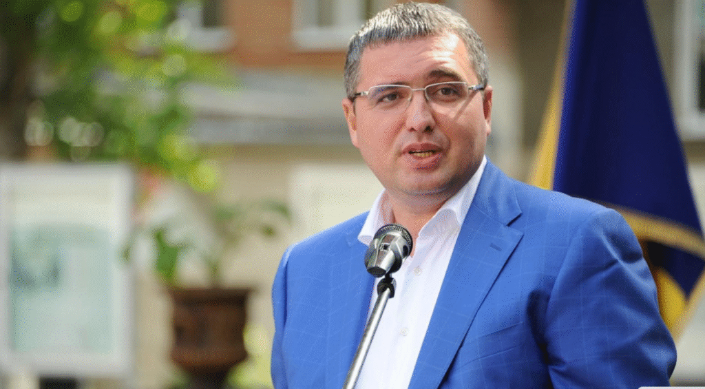 VIDEO// Schimb tăios de replici între Dinu Plîngău și Renato Usatîi în Parlament: ”N-am să permit la copii pierduți ca tine să-mi strice imaginea” 1 renato usatii