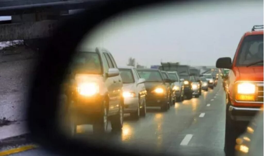 Din 1 noiembrie, șoferii sunt obligați să circule cu faza scurtă a farurilor și pe timp de zi