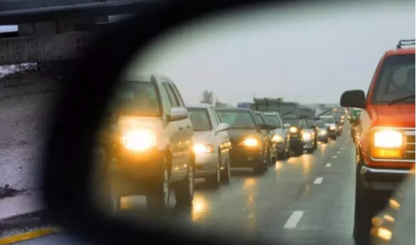 Din 1 noiembrie, șoferii sunt obligați să circule cu faza scurtă a farurilor și pe timp de zi