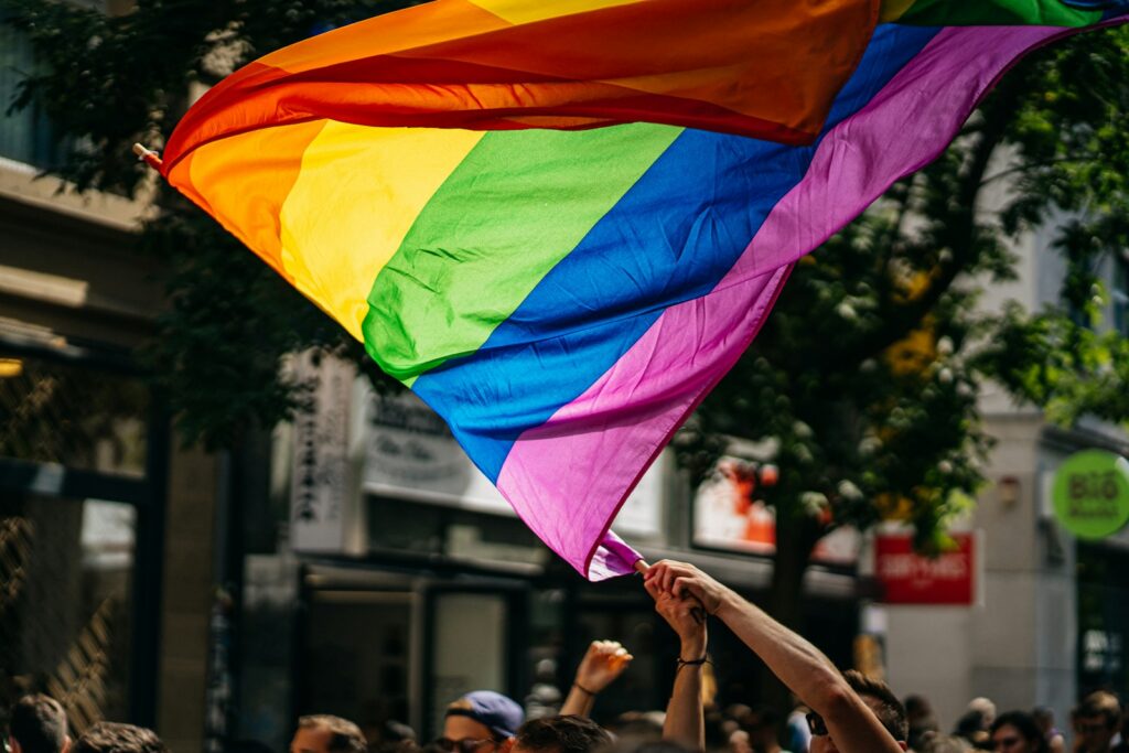 Autodeterminarea de gen a copiilor, inclusă în noua strategie LGBTIQ+ a Comisiei Europene 1 people holding flags during daytime