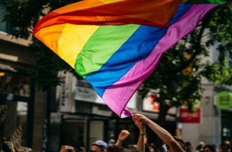 people holding flags during daytime