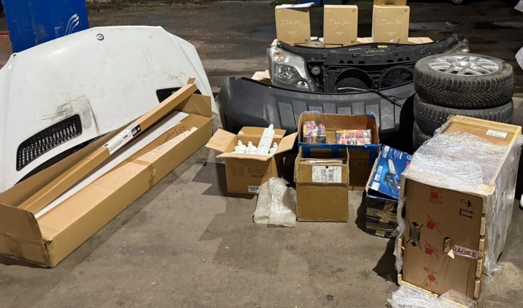 Două autocare oprite cu mărfuri nedeclarate la frontieră. Serviciul Vamal documentează noi cazuri de transport ilicit 1 3