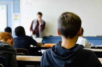 Un profesor de religie a ajuns pe banca acuzaților pentru mesaje indecente trimise unei eleve de 14 ani 9 boy in black hoodie sitting on chair