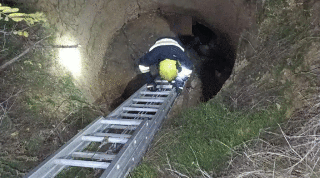 Un bărbat nevăzător de 68 de ani a căzut într-o groapă 1 a cazut intr o groapa