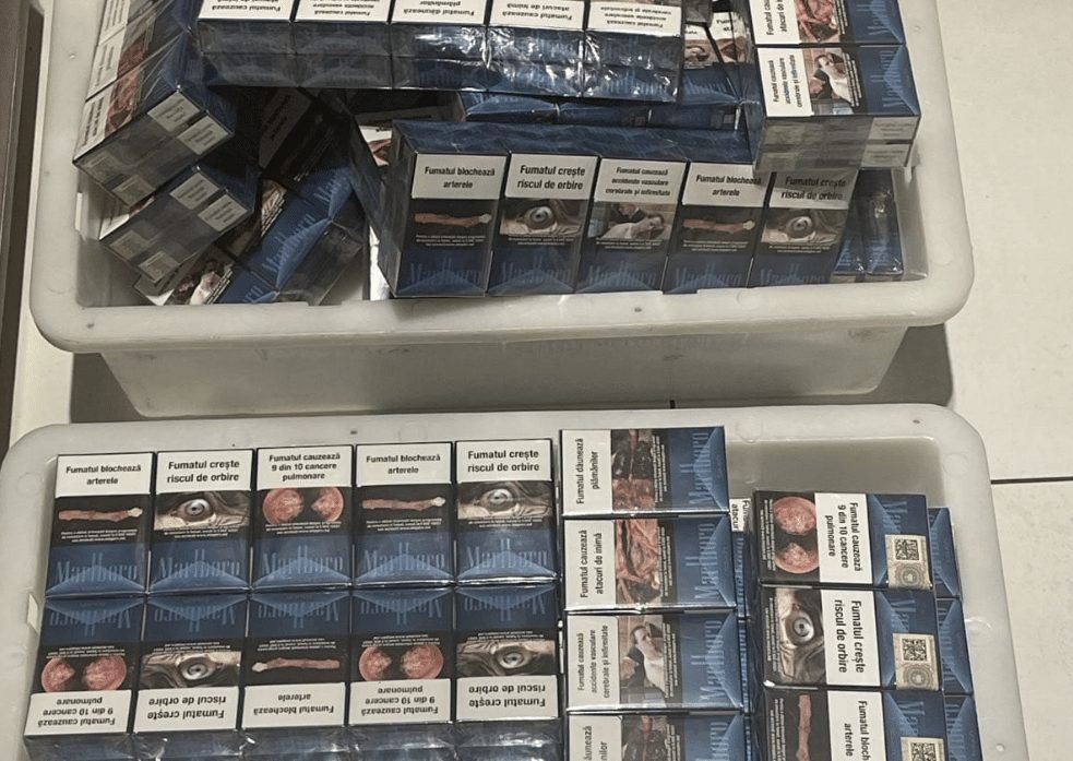 Contrabandă cu țigări, dejucată la Aeroportul Chișinău. Doi pasageri, prinși cu 430 de pachete ascunse în bagaje