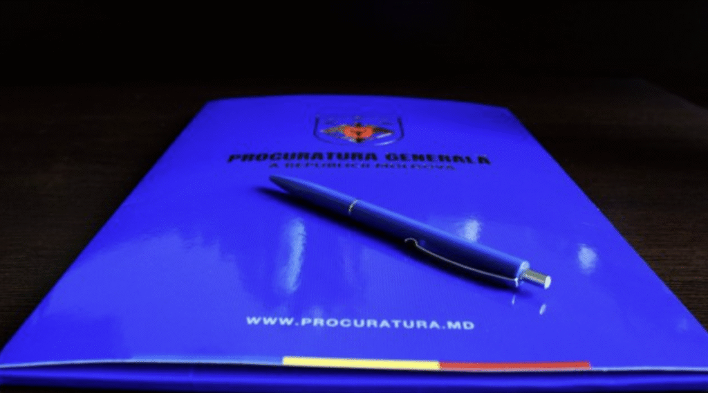 Șase ”enoriași”, trimiși în judecată după ce au agresat un preot și familia lui în lăcașul de cult 1 captura de ecran 2025 11 04 143431