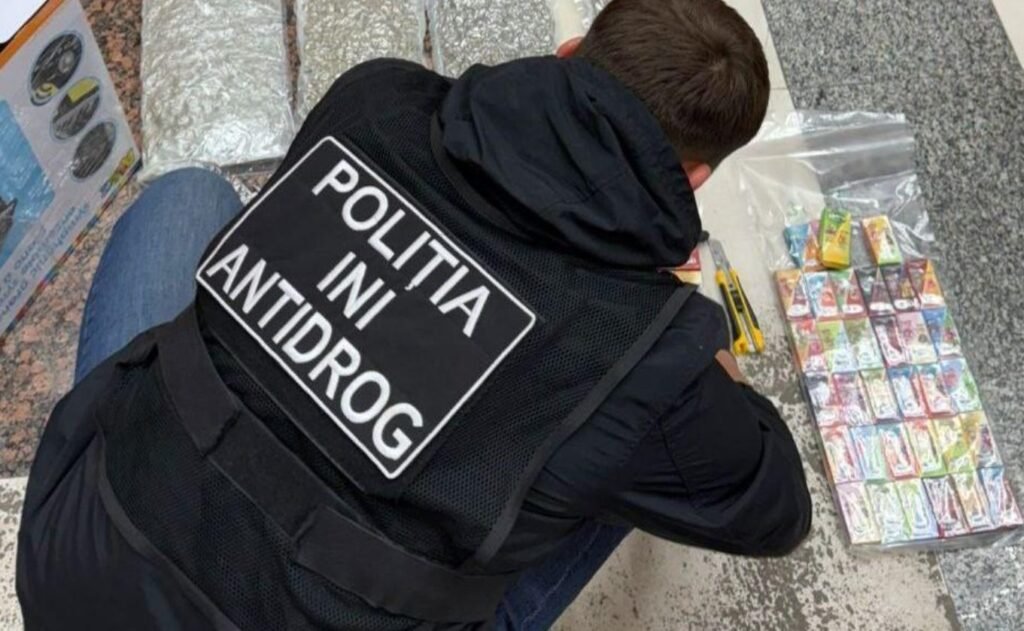 VIDEO// Filieră de droguri destructurată la Chișinău. Contrabandă prin colete poștale și distribuție pe Telegram, prejudiciu de 2,5 milioane lei 2 VIDEO// Filieră de droguri destructurată la Chișinău. Contrabandă prin colete poștale și distribuție pe Telegram, prejudiciu de 2,5 milioane lei