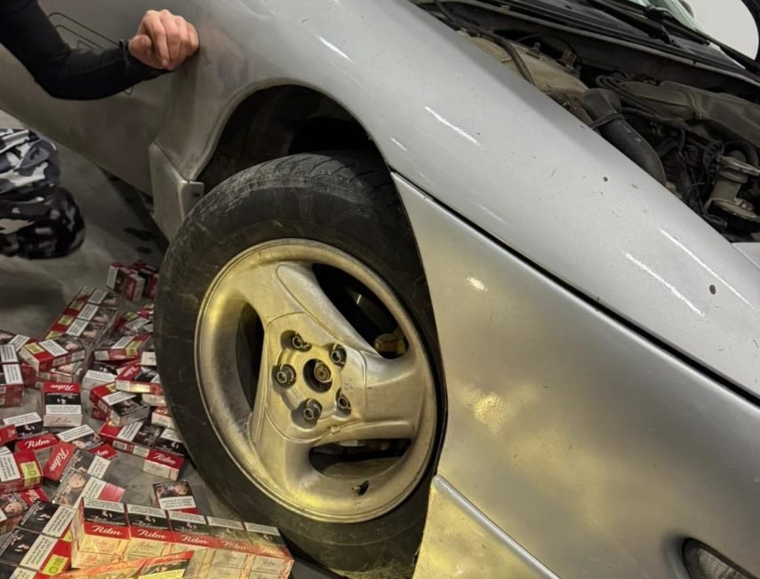 Șofer de 26 de ani, prins la Sculeni cu 358 pachete de țigări ascunse în aripa automobilului