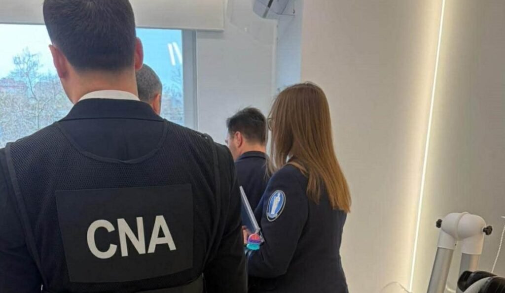 Noi percheziții în dosarul schemei de corupție în domeniul chirurgiei estetice. O altă angajată a unui salon din capitală, depistată cu diplomă falsă