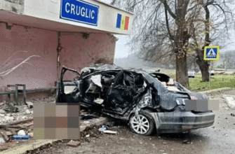 Un șofer a murit după ce s-a izbit cu mașina într-o stație de așteptare și vehiculul a luat foc 7 s a izbit cu masina