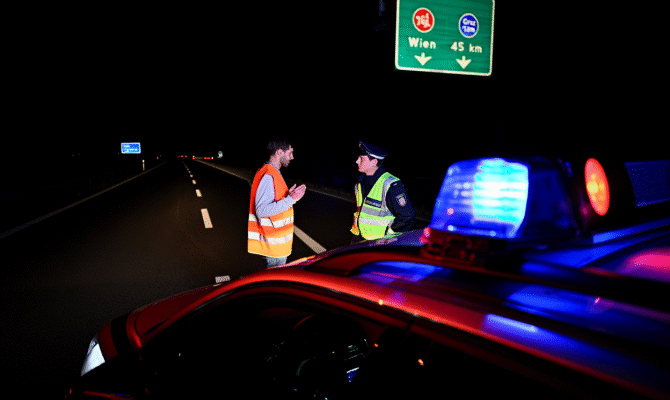 sofer roman traverseaza autostrada 25037100