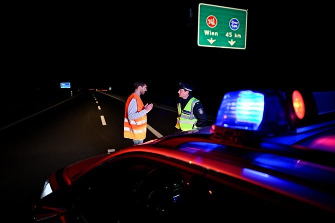Un șofer de camion, reținut de polițiști de pe autostrada A8: ”Traversa șoseaua beat pentru a-și lua țigări de la benzinărie”