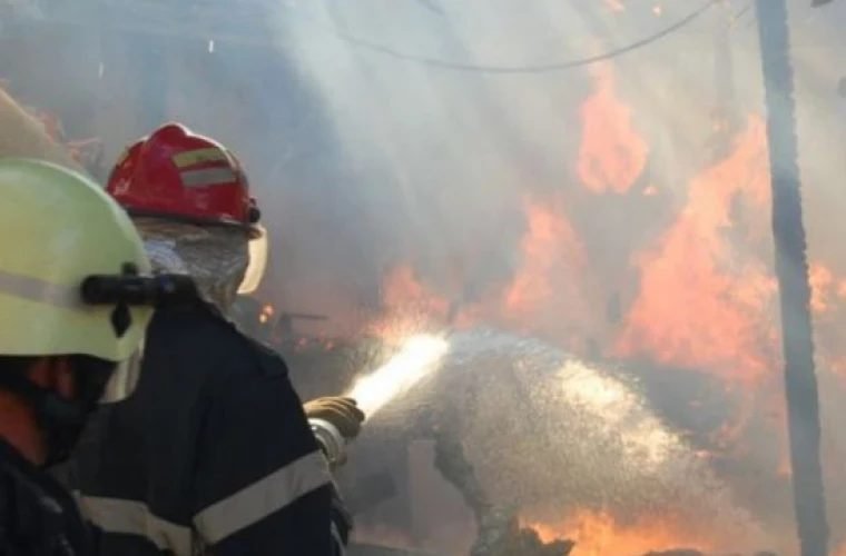 Flăcări la un magazin din Comrat. Incendiul a fost localizat în mai puțin de 15 minute