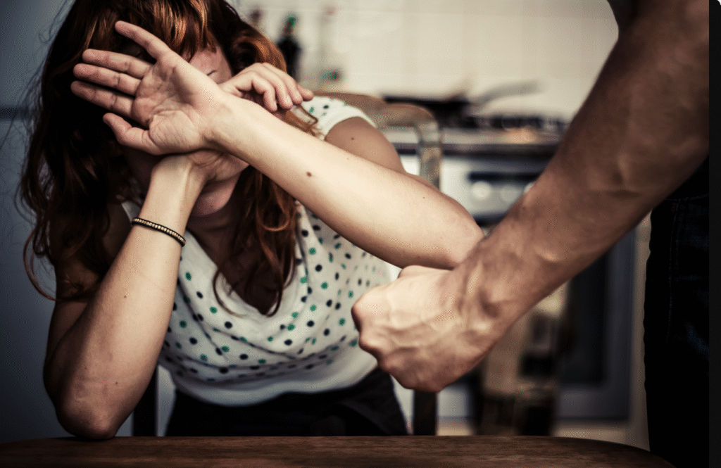 Bărbat, trimis în judecată după ce și-a agresat soția cu fierul de călcat și a amenințat fiul minor cu cuțitul 1 violenta in familie