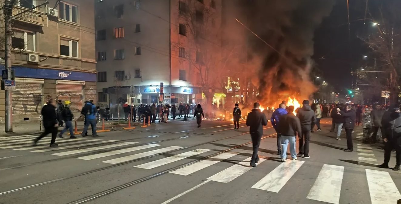 Bulgaria intră într-o nouă criză politică pe fondul protestelor antiguvernamentale și al pregătirilor pentru adoptarea euro
