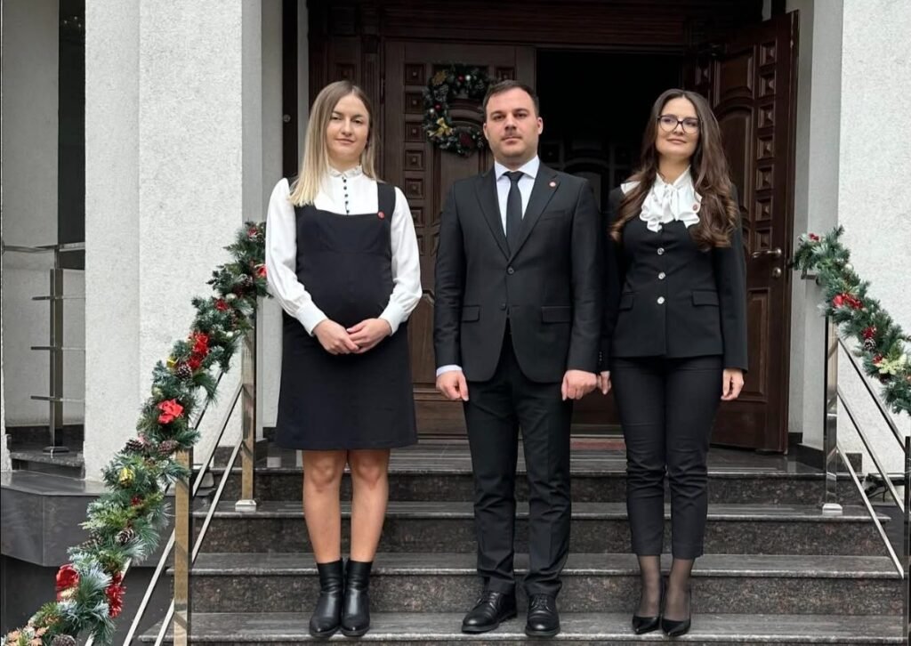 Trei noi judecători au depus jurământul la Consiliul Superior al Magistraturii 1 Trei noi judecători au depus jurământul la Consiliul Superior al Magistraturii