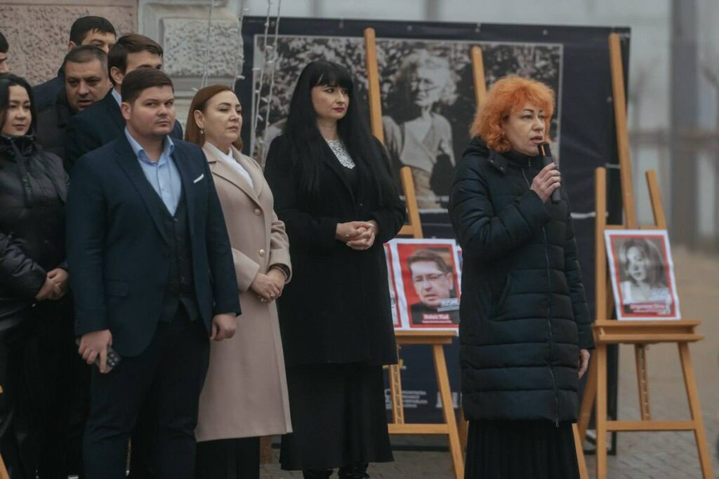 FOTO// Consilierii PAS și PSRM, acuzați de blocaj politic. MAN a expus „tabla de onoare” în fața Primăriei Chișinău 2 FOTO// Consilierii PAS și PSRM, acuzați de blocaj politic. MAN a expus „tabla de onoare” în fața Primăriei Chișinău