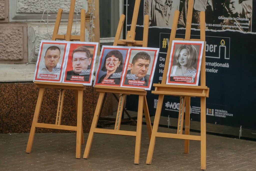 FOTO// Consilierii PAS și PSRM, acuzați de blocaj politic. MAN a expus „tabla de onoare” în fața Primăriei Chișinău 3 FOTO// Consilierii PAS și PSRM, acuzați de blocaj politic. MAN a expus „tabla de onoare” în fața Primăriei Chișinău