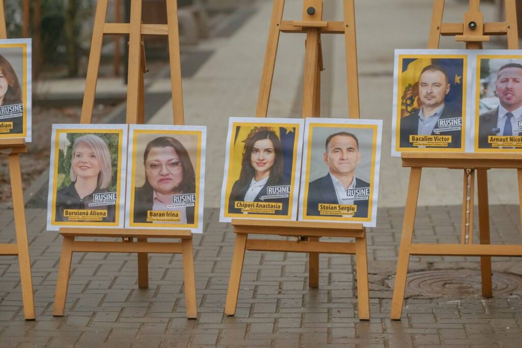 FOTO// Consilierii PAS și PSRM, acuzați de blocaj politic. MAN a expus „tabla de onoare” în fața Primăriei Chișinău 4 FOTO// Consilierii PAS și PSRM, acuzați de blocaj politic. MAN a expus „tabla de onoare” în fața Primăriei Chișinău