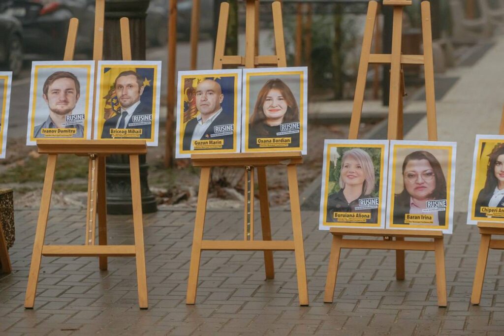 FOTO// Consilierii PAS și PSRM, acuzați de blocaj politic. MAN a expus „tabla de onoare” în fața Primăriei Chișinău 6 FOTO// Consilierii PAS și PSRM, acuzați de blocaj politic. MAN a expus „tabla de onoare” în fața Primăriei Chișinău