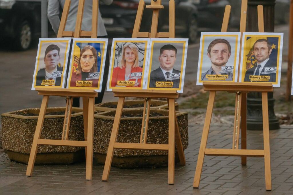 FOTO// Consilierii PAS și PSRM, acuzați de blocaj politic. MAN a expus „tabla de onoare” în fața Primăriei Chișinău 7 FOTO// Consilierii PAS și PSRM, acuzați de blocaj politic. MAN a expus „tabla de onoare” în fața Primăriei Chișinău