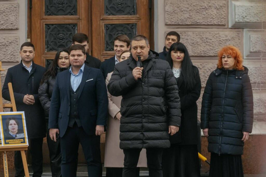 FOTO// Consilierii PAS și PSRM, acuzați de blocaj politic. MAN a expus „tabla de onoare” în fața Primăriei Chișinău 8 FOTO// Consilierii PAS și PSRM, acuzați de blocaj politic. MAN a expus „tabla de onoare” în fața Primăriei Chișinău