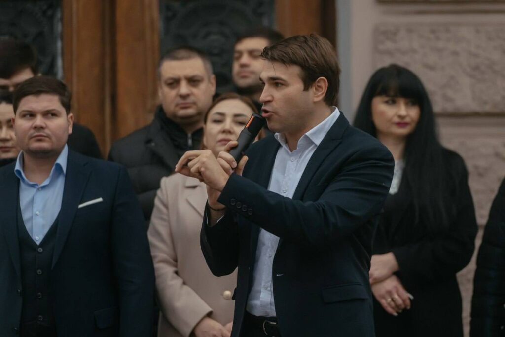 FOTO// Consilierii PAS și PSRM, acuzați de blocaj politic. MAN a expus „tabla de onoare” în fața Primăriei Chișinău 10 FOTO// Consilierii PAS și PSRM, acuzați de blocaj politic. MAN a expus „tabla de onoare” în fața Primăriei Chișinău