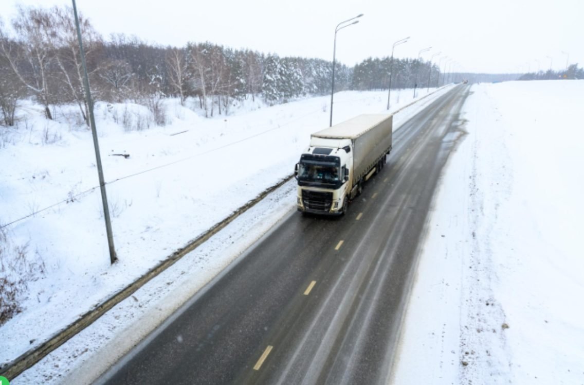 Jaf spectaculos în Franța. Hoți înarmați cu topoare i-au legat pe șoferi și au descărcat marfă de 5 milioane de euro din două TIR-uri