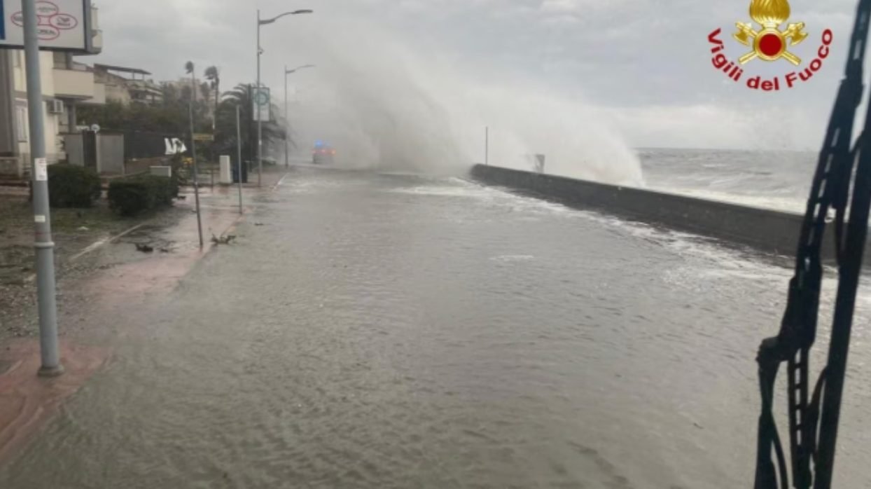 Furtuna Harry a făcut ravagii în Italia. Pagube de aproape un miliard de euro doar în Sicilia 
