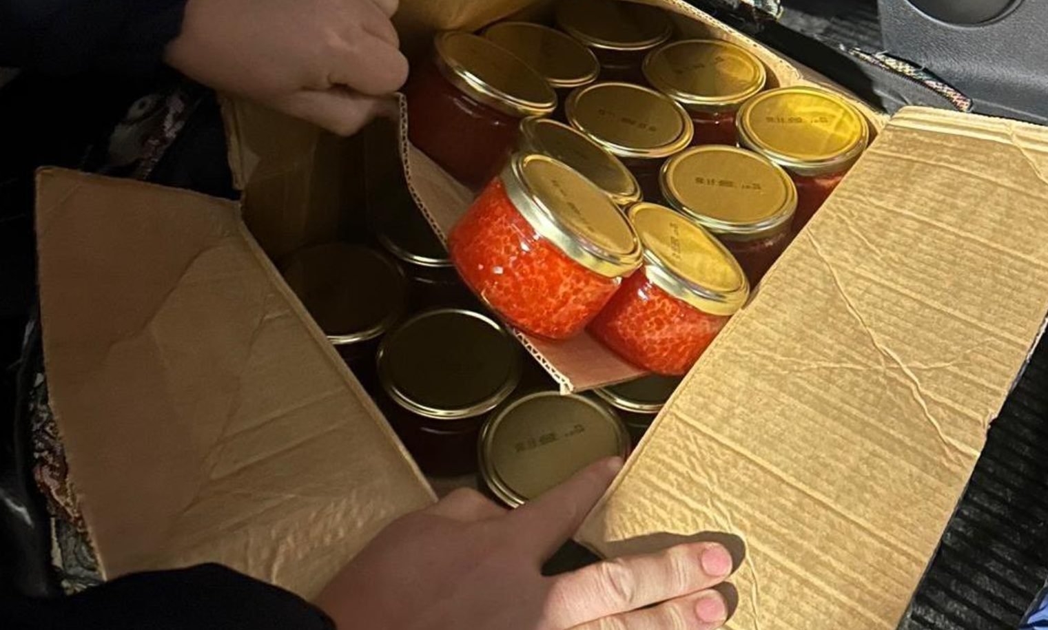 Caviar nedeclarat descoperit la postul vamal Sculeni. Un bărbat de 47 de ani va fi cercetat