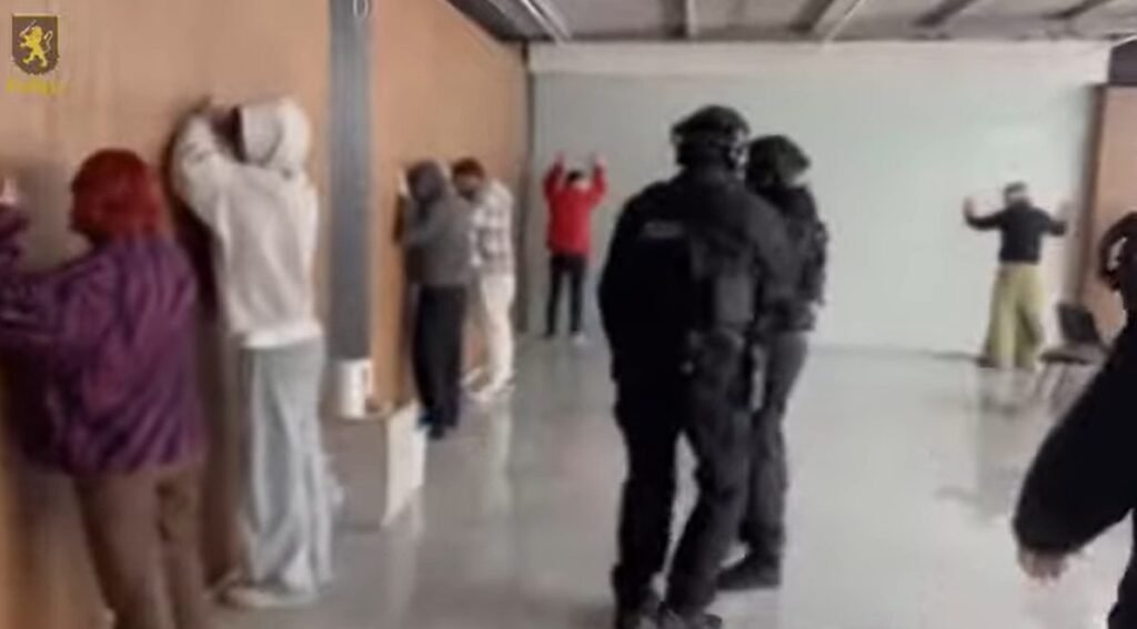 „Call center” al drogurilor descoperit la Chișinău. 10 operatori recrutați prin Telegram, plătiți cu 200 € pe săptămână 1 „Call center” al drogurilor descoperit la Chișinău. 10 operatori recrutați prin Telegram, plătiți cu 200 € pe săptămână