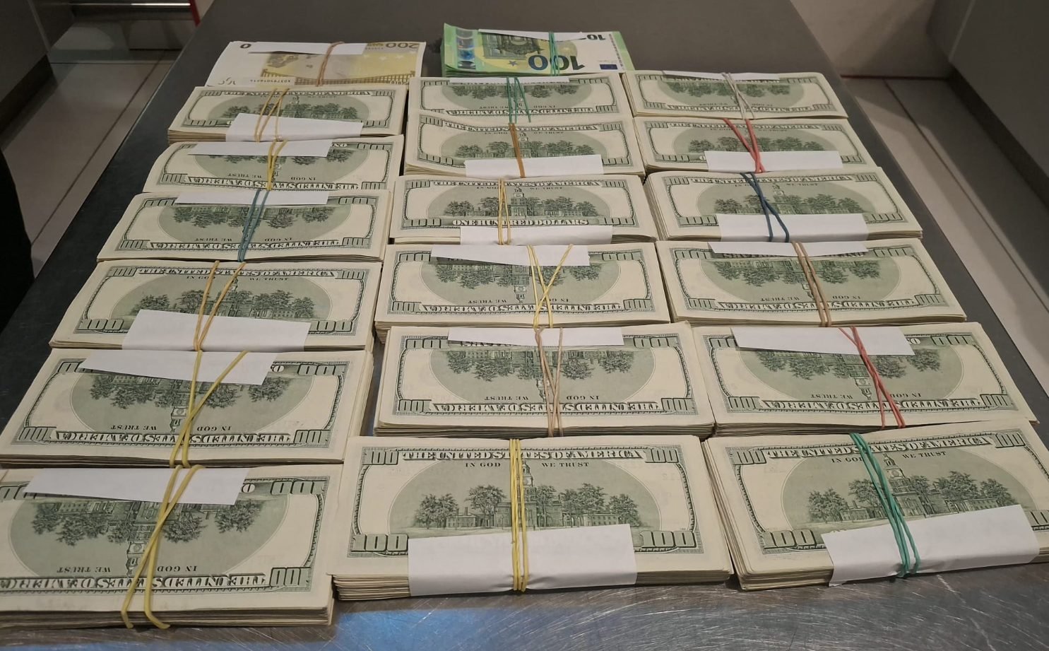 Peste 170.000 USD și 15.000 euro, descoperiți nedeclarați la Aeroportul Chișinău. Mijloacele bănești au fost ridicate