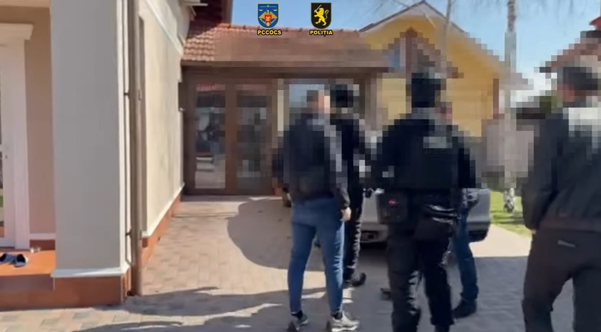 Rețea de escrocherii cu criptomonede destructurată de ofițerii INI. Cinci persoane au fost reținute