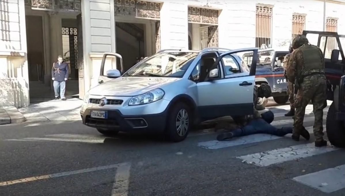 Un adolescent de 17 ani din Italia a fost arestat pentru planificarea unui atac armat inspirat de atacuri teroriste celebre