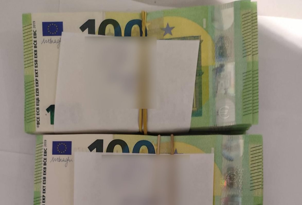 O tânără de 24 ani a încercat să iasă din Republica Moldova cu 30 000 euro ascunși într-o haină. Banii au fost confiscați