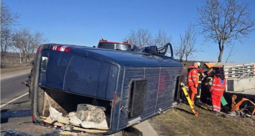 Două persoane și-au pierdut viața într-un accident produs în dimineața zilei de astăzi