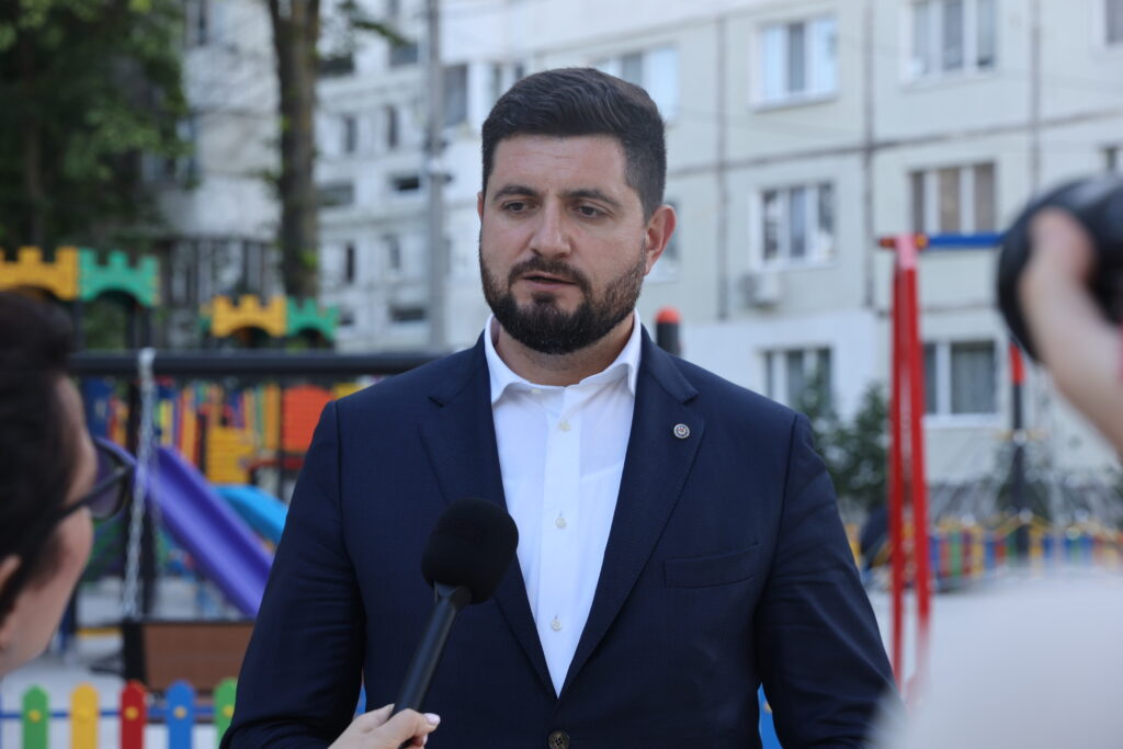 Sistemul de încălzire din Chișinău ar putea fi modernizat. Ministrul Energiei: ”Modernizarea blocurilor locative înseamnă confort și economie pentru cetățeni” 1 bl8a8954