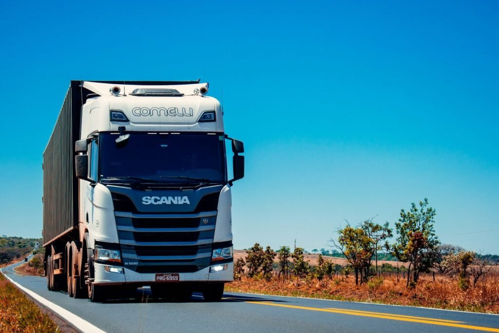 Lege nouă pentru transportatori: Șoferii nu sunt obligaţi să descarce sau să încarce marfa 1 white truck on road during daytime