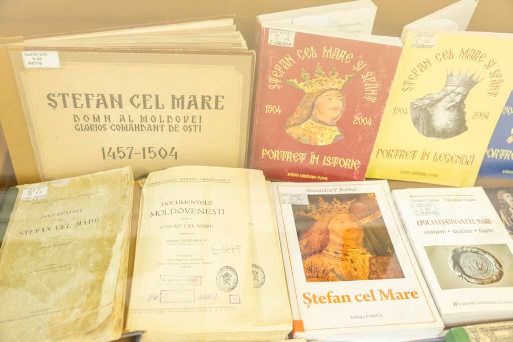 La Parlament a fost inaugurată expoziția de documente și publicații rare dedicată lui Ștefan cel Mare
