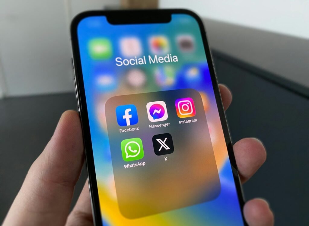 Acces interzis la rețelele de socializare pentru minorii sub 15 ani. Franța ia o decizie fără precedent în Europa 1 a person holding a cell phone with social media on the screen