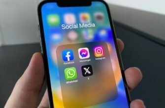 Acces interzis la rețelele de socializare pentru minorii sub 15 ani. Franța ia o decizie fără precedent în Europa 2 a person holding a cell phone with social media on the screen