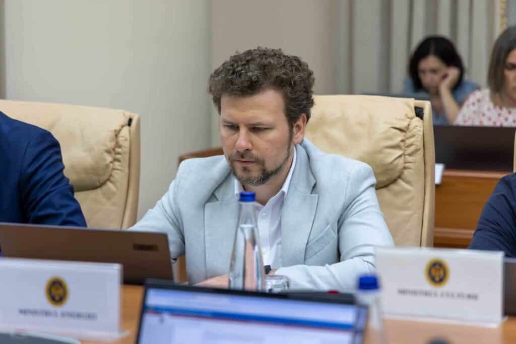 Guvernul a aprobat creșteri ale burselor pentru studenți, începând cu 1 septembrie 2026 1 Guvernul a aprobat creșteri ale burselor pentru studenți, începând cu 1 septembrie 2026