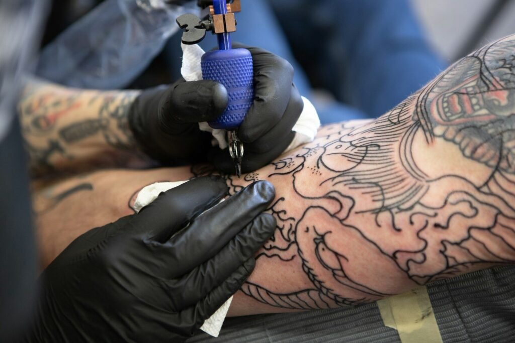 Ziua Tatuajelor, sărbătorită pe 17 iulie. O poveste fascinantă și plină de semnificații 1 person with tattoo on right arm