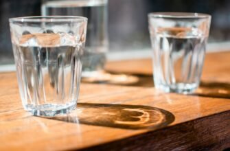 Greșeala pe care o fac mulți oameni atunci când beau apă. Ce recomandă specialiștii 2 three clear drinking glass on table