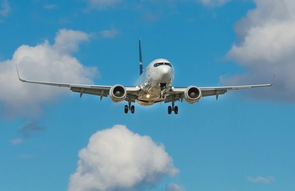 Noile reguli pentru pasagerii care călătoresc cu avionul, aprobate definitiv de Consiliul UE 1 white airplane on mid air