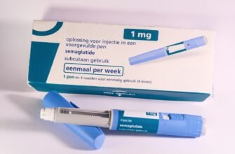 Mit sau realitate? Injecțiile GLP-1 NU îi ajută pe toți pacienții să renunțe la insulină 2 Medicine box and injection pens for medical use.