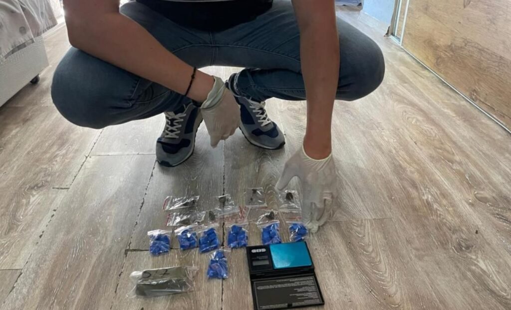 Un tânăr de 18 ani din Chișinău a fost reținut pentru trafic de droguri prin Telegram. Riscă până la 15 ani de pușcărie