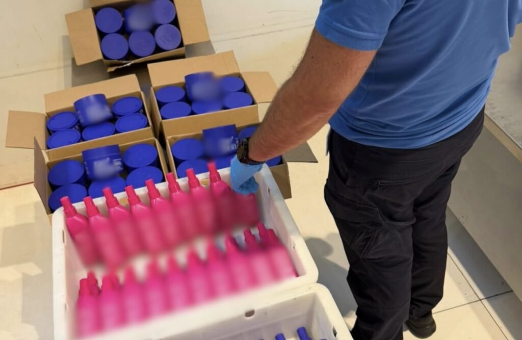Produse cosmetice pentru îngrijirea părului și articole vestimentare, depistate în valizele a trei nerezidente la vama Aeroport