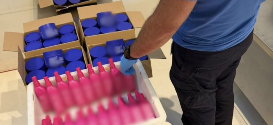 Produse cosmetice pentru îngrijirea părului și articole vestimentare, depistate în valizele a trei nerezidente la vama Aeroport